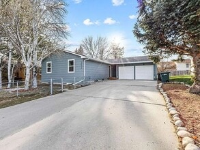 Building Photo - 252-254 Aristocrat Dr