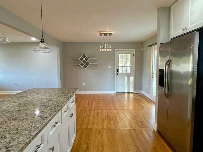 Foto del edificio - 5 Bedrooms 3 Bathrooms! Parking! Pets Welc...
