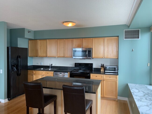 Building Photo - 512 N McClurg Ct