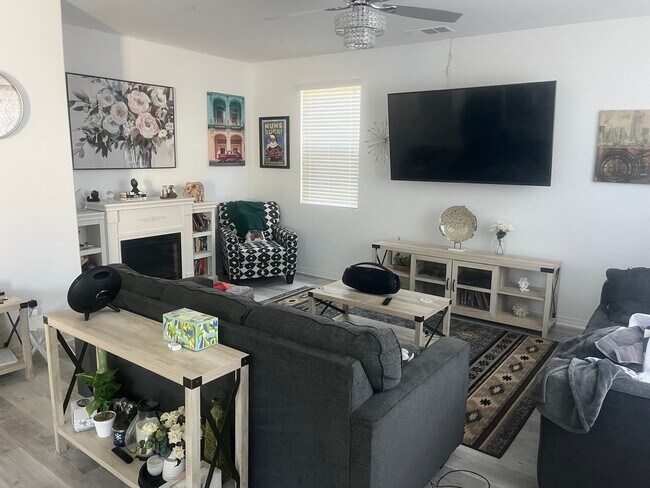 Foto del edificio - Modern 3 Bedroom Single Family Home in Fon...