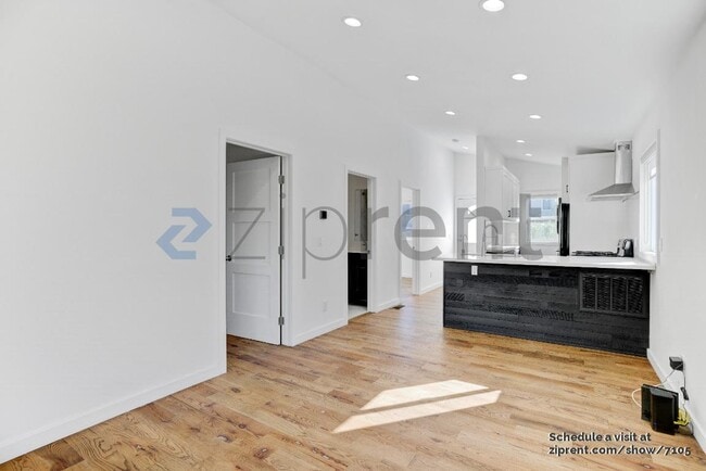 Building Photo - 924 El Paso Dr