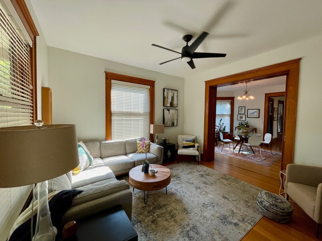 living room - 735 Livingston Ave NE