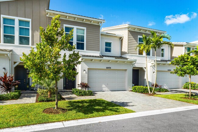 Foto del edificio - 16474 Helix Ct