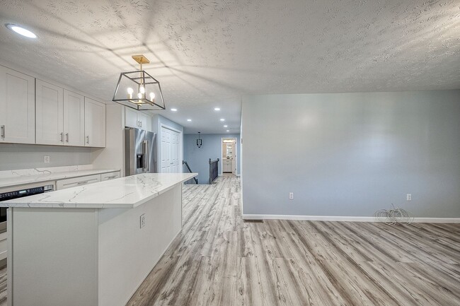Building Photo - Grand Ave Duplex