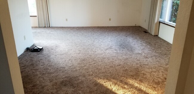Foto del edificio - 3 bedroom, 2 bathroom home in well established neighborhood.
