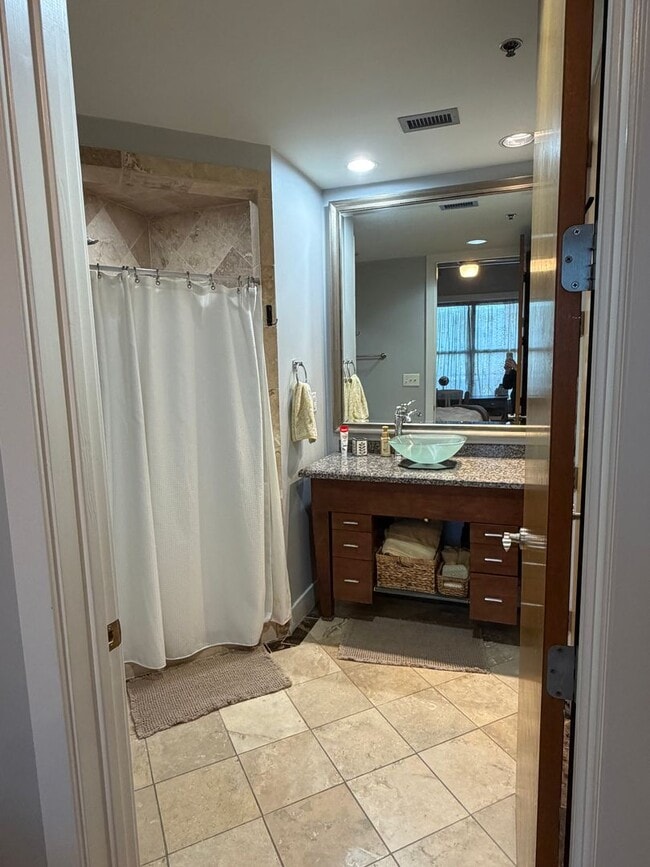 Foto del edificio - Two Bed/Two Bath Condo in Downtown