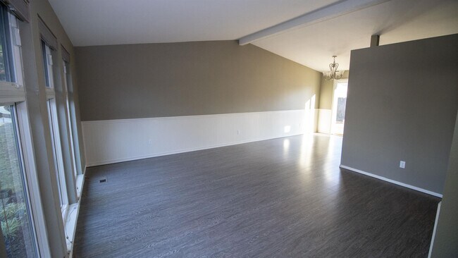 Building Photo - 1073 E Ironside Dr