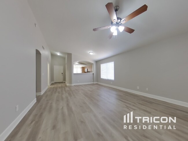 Foto del edificio - 13438 W Port Royale Ln