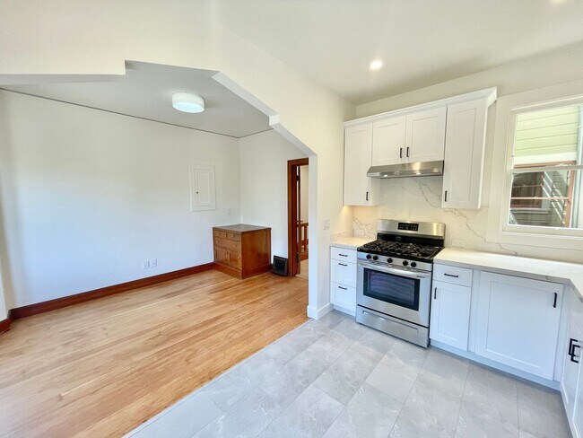 Building Photo - 2BR/1BA Prime Telegraph Hill Single Family...