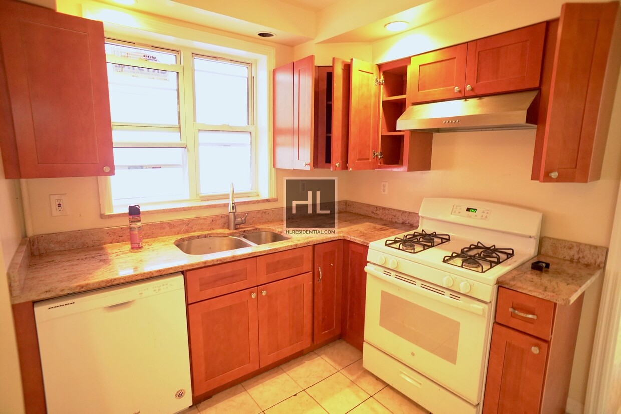 Foto principal - Huge 4 Bed, 2 Bath in Quiet Kensington