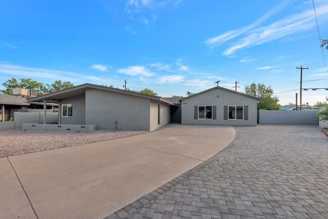 Foto del edificio - Huge house remodeled and close to ASU.  Pool and Turf in the yard