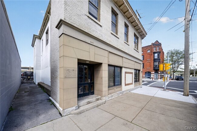 Foto del edificio - 447 E Washington St