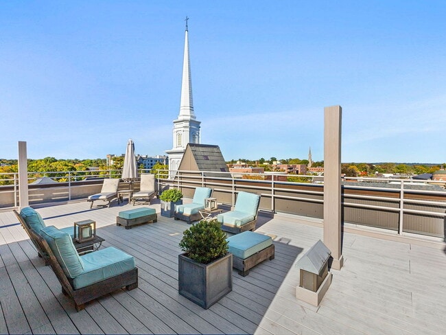 Foto del edificio - "Charming 1-Bedroom Retreat in Prime Greenwich Location – 895 Sq Ft of Cozy Elegance!"