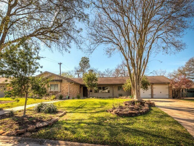 Building Photo - 9806 Cliffwood Dr