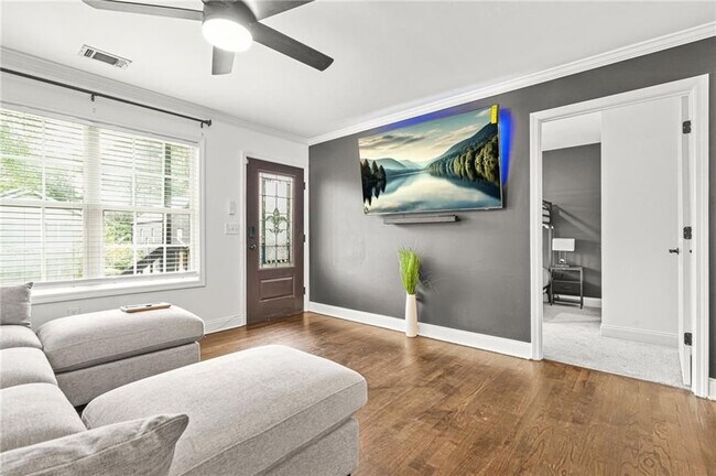 Foto del edificio - 545 Elmwood Rd NW