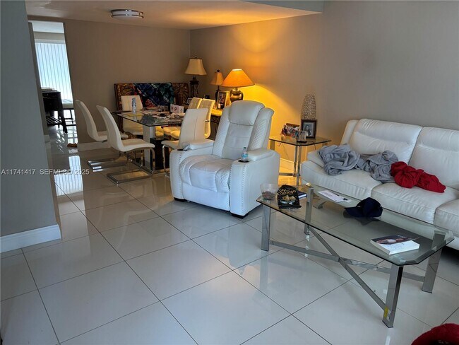 Foto del edificio - 10806 N Kendall Dr