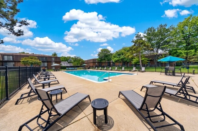 Heated pool and sundeck at Drawbridge Apartments in Harrison Township, MI. - Drawbridge Apartments East
