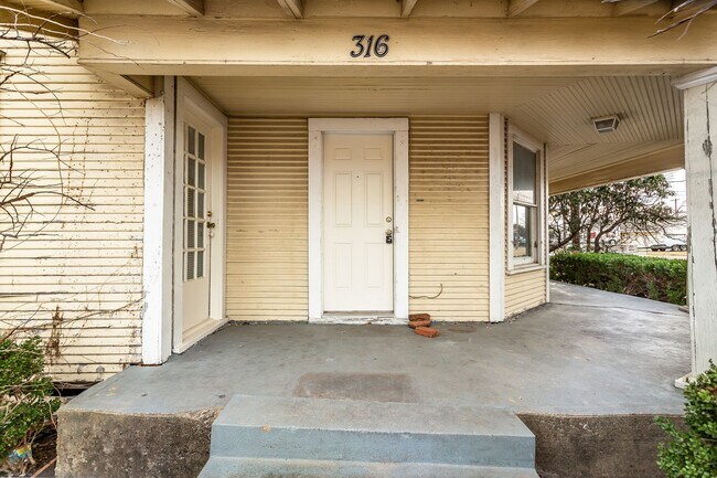 Building Photo - 3 Bed, 1 Bath Home Near Downtown Garland!