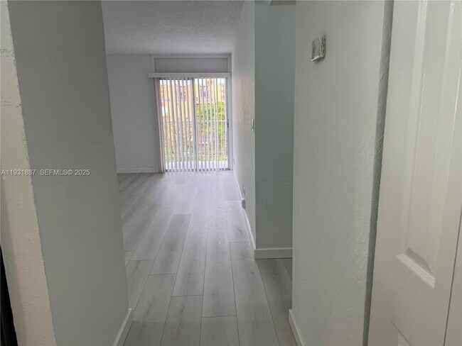 Foto del edificio - 11145 SW 6th St