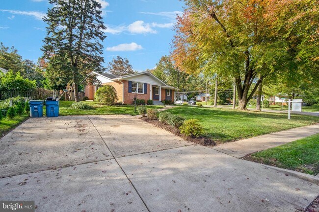 Building Photo - 2700 Bowling Green Dr