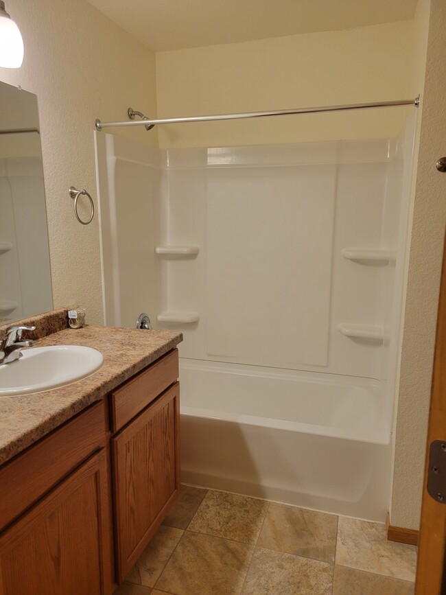 Large bathroom - 627 S River Rd