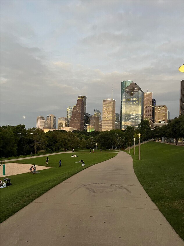 Foto del edificio - 5353 Memorial Dr