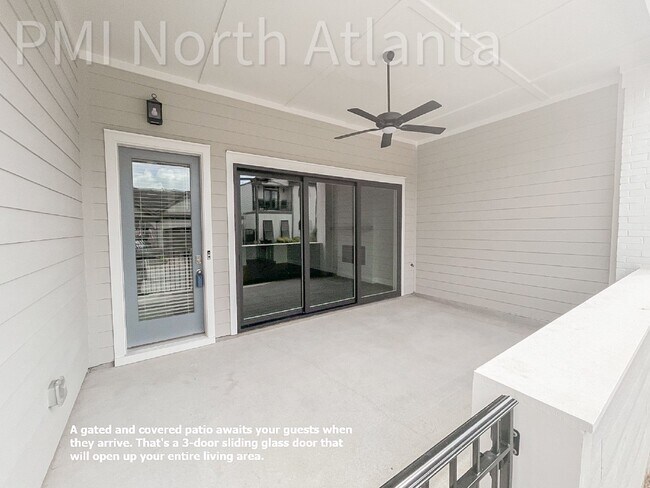 Foto del edificio - Luxurious 3-Bedroom Townhome with Custom C...