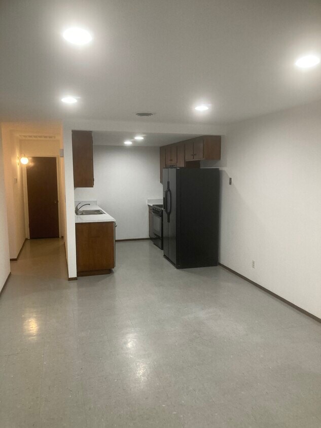 Building Photo - 533 N Riverside Dr
