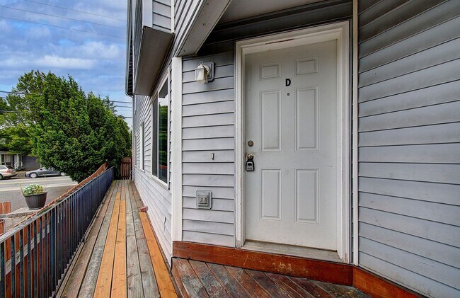 Foto del edificio - Spacious 3bd 2.5ba Unit in 4Plex - Avail. Now!