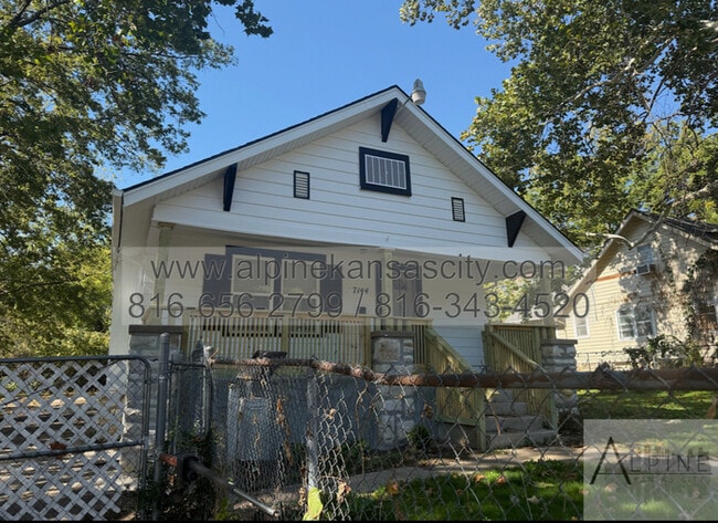 Foto del edificio - Updated South KC Home, 3 Car Detached with...