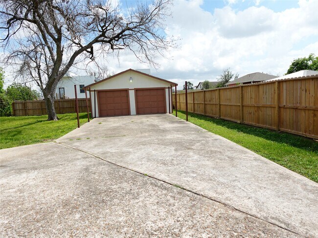 Building Photo - 4818 Hirsch Rd