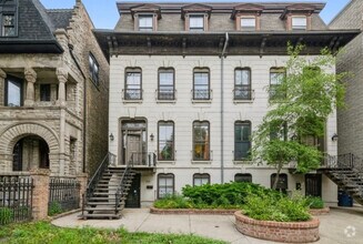 Building Photo - 918 W Fullerton Ave