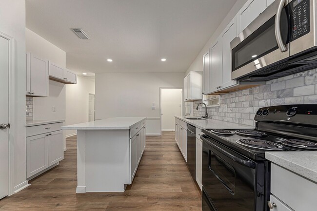 Building Photo - 13010 Valleywood Cir