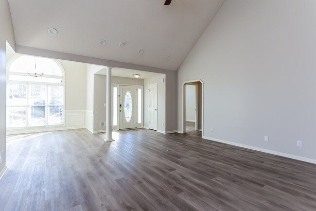 Building Photo - 352 Carriage Ln