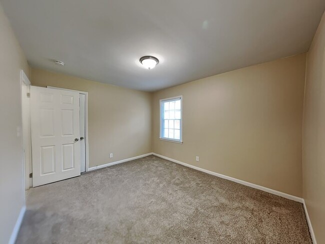 Building Photo - $1000 OFF!! Wonderful 3 Bedroom Home locat...