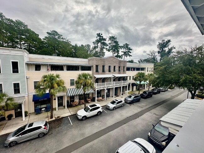Building Photo - Downtown Living in The Heart of The Blufft...