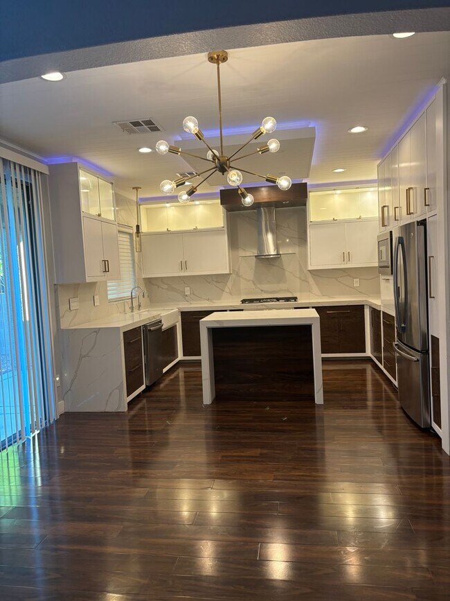 Building Photo - Stunningly Remodeled 6 bedrooms no back neighbor