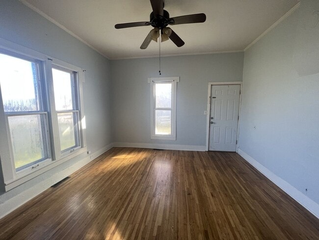 Building Photo - COMING SOON: Cute 2 Bedroom/ 2 bathroom ho...