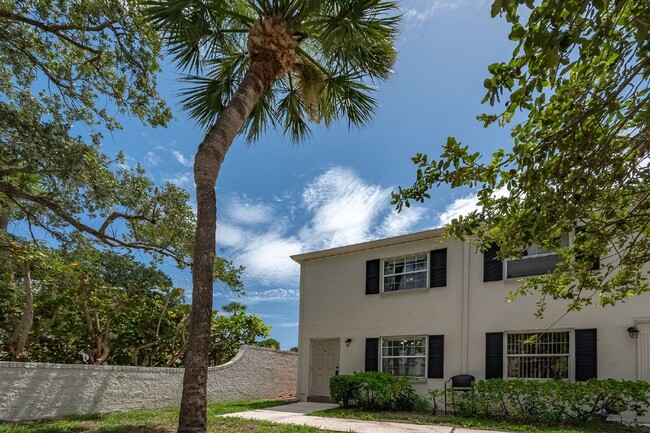 Building Photo - Newly renovated End Unit Townhome!