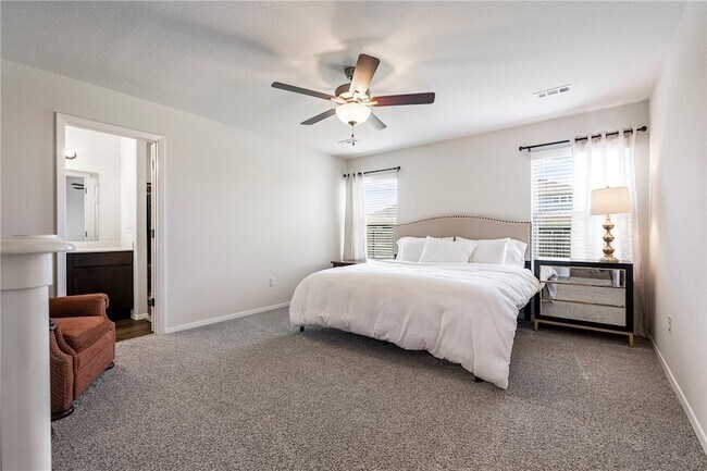 Foto del edificio - 2313 Pinewood Ave