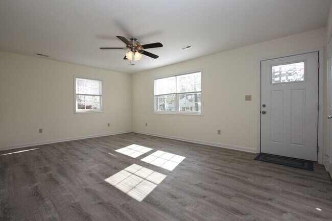 Building Photo - 5598 Patricia Dr