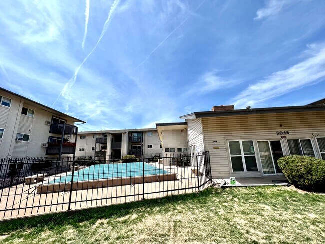 Foto del edificio - Cozy 1 Bedroom / 1 Bath Condo/DECEMBER MOVE IN SPECIAL