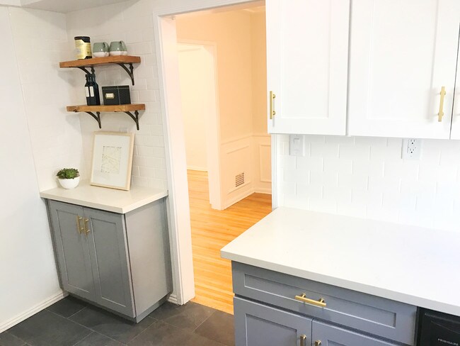 Foto del edificio - 1257 S Cloverdale Ave