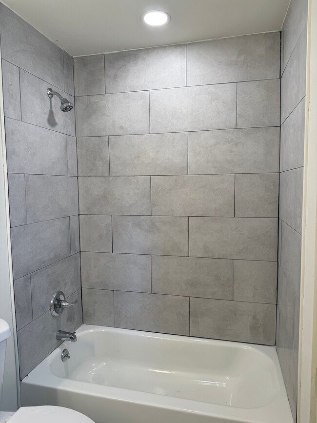 tile shower and tub - 113 Elizabeth St
