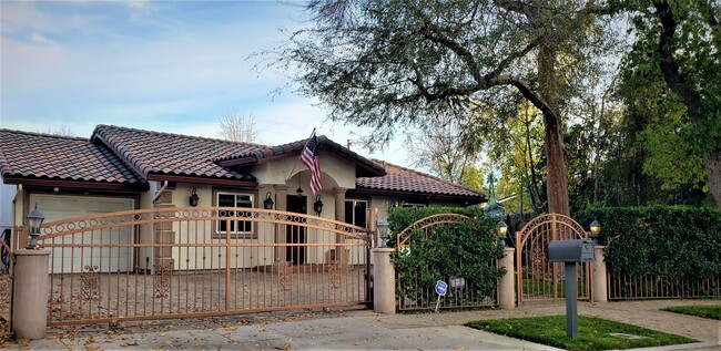 Building Photo - Exquisite Single-Level Residence with Pool...