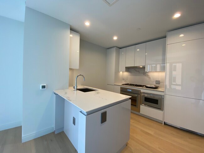 Kitchen - 135 Seaport Blvd