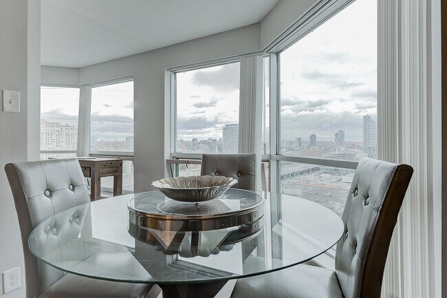 Photo du bâtiment - 10 Yonge St