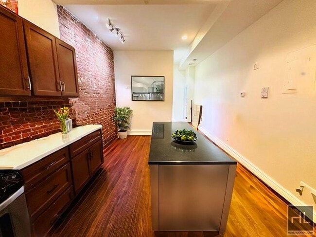Building Photo - Floor Through 4 Bed/1.5 Bath Penthouse in ...