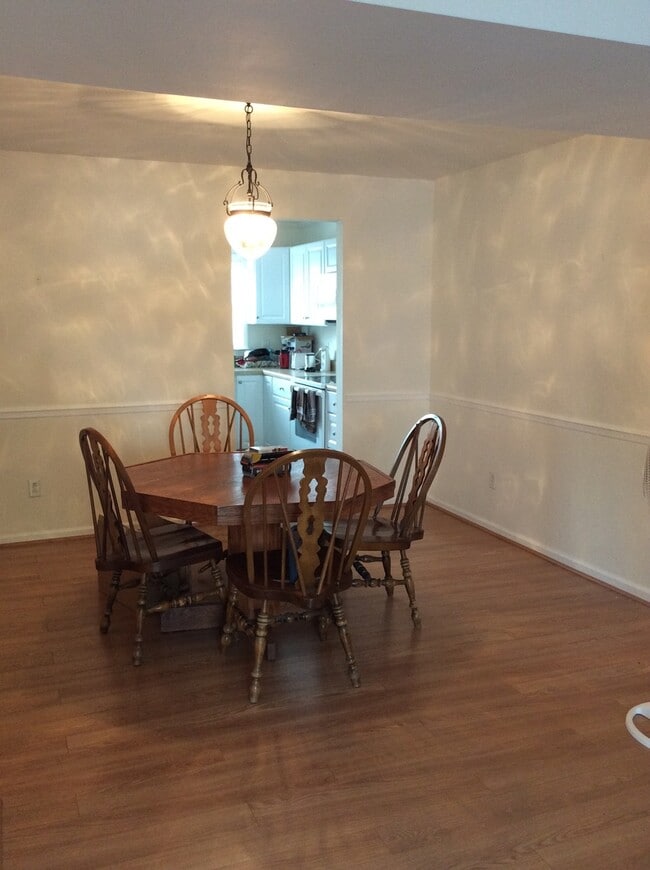 Building Photo - Spacious Townhouse Recently Updated