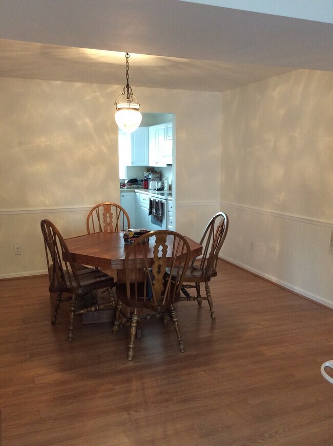 Foto del edificio - Spacious Townhouse Recently Updated